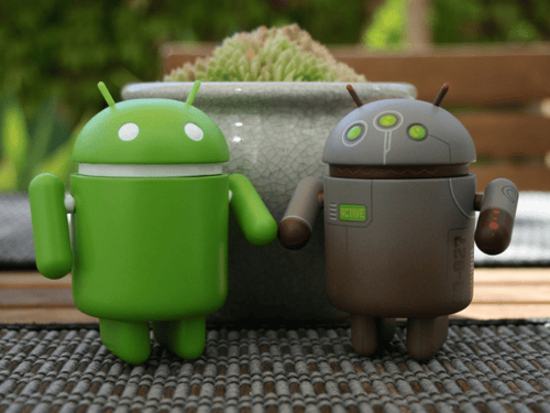 Deux mascottes Android se tiennent la main
