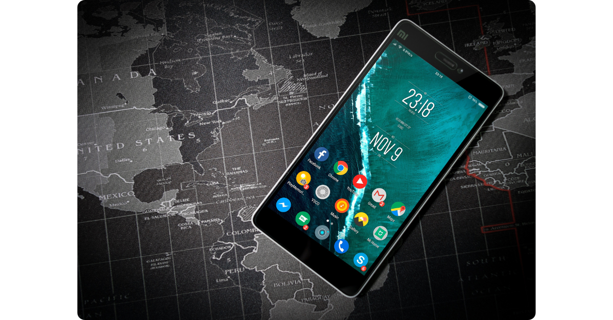 téléphone android sur une carte du monde
